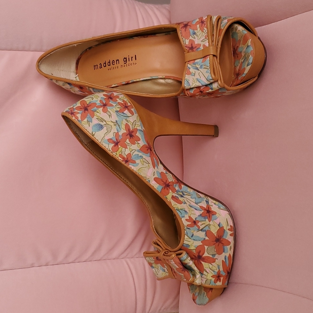 Steven Madden "Madden Girl" Size 7 Floral Fabric and Leather Heels NEW